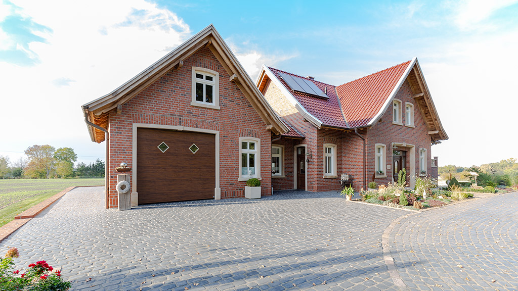 Haus Roter Klinker Graue Fenster